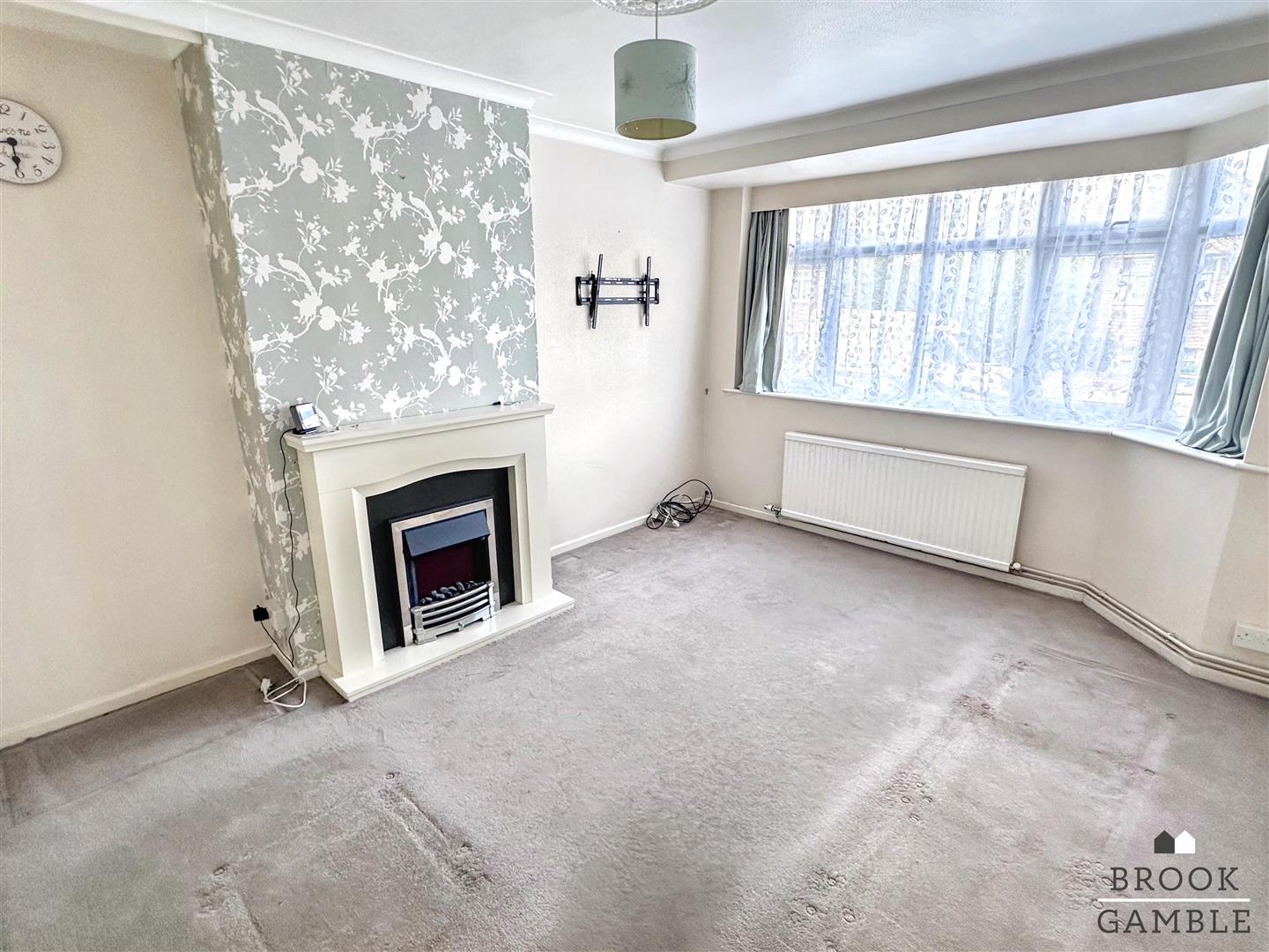 3 Bedroom House - Semi-Detached. Manvers Road in Eastbourne, 4